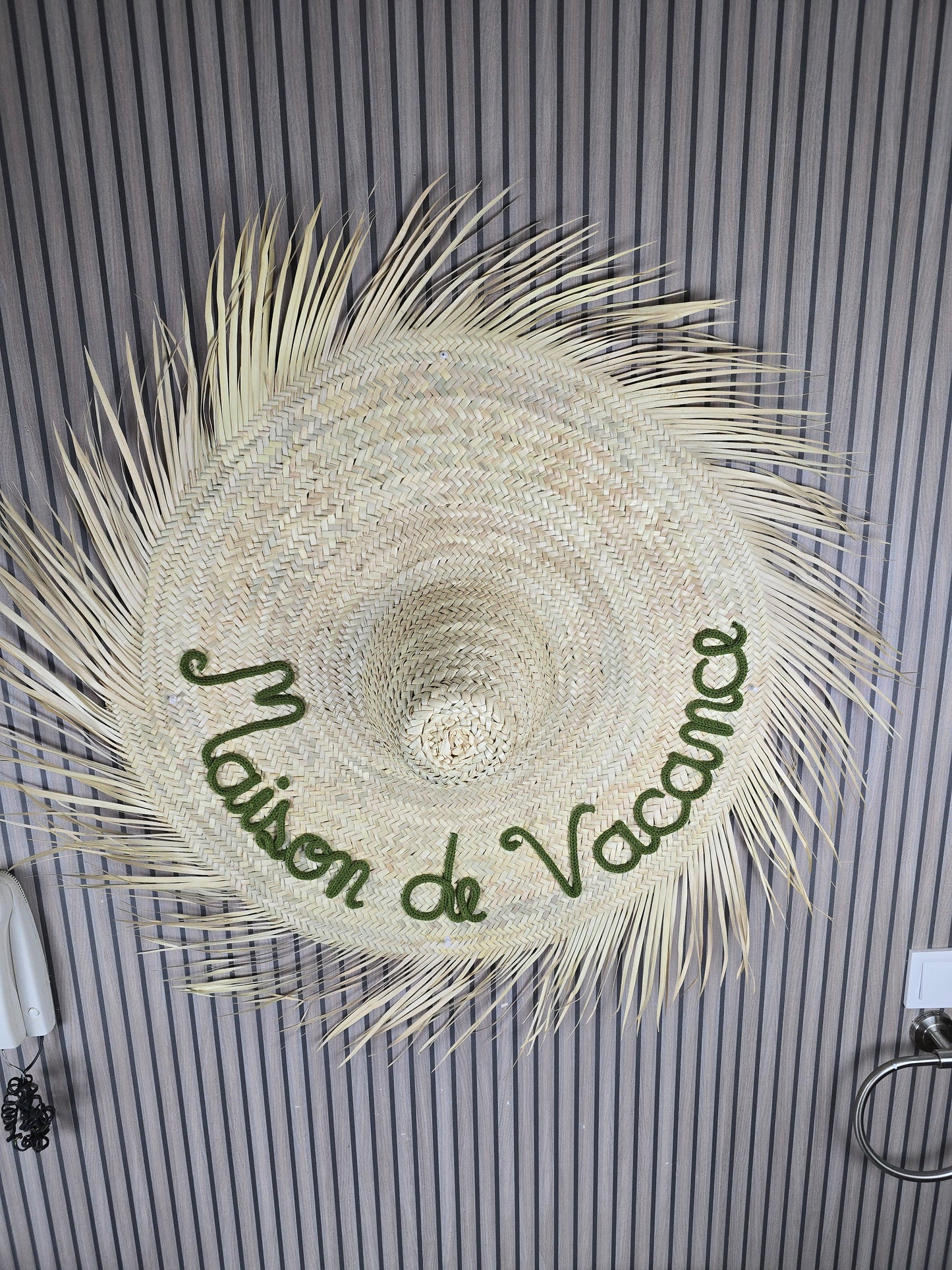 Chapeau mural personnalisable - texte en tricotin