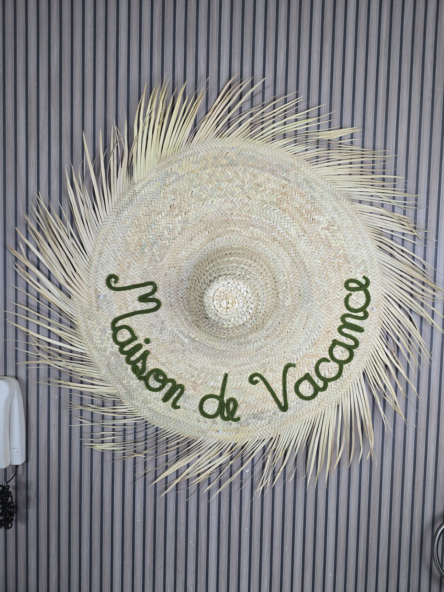 Chapeau mural personnalisable - texte en tricotin