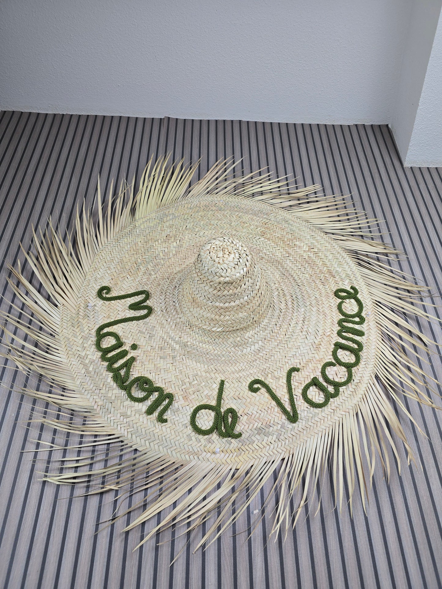Chapeau mural personnalisable - texte en tricotin