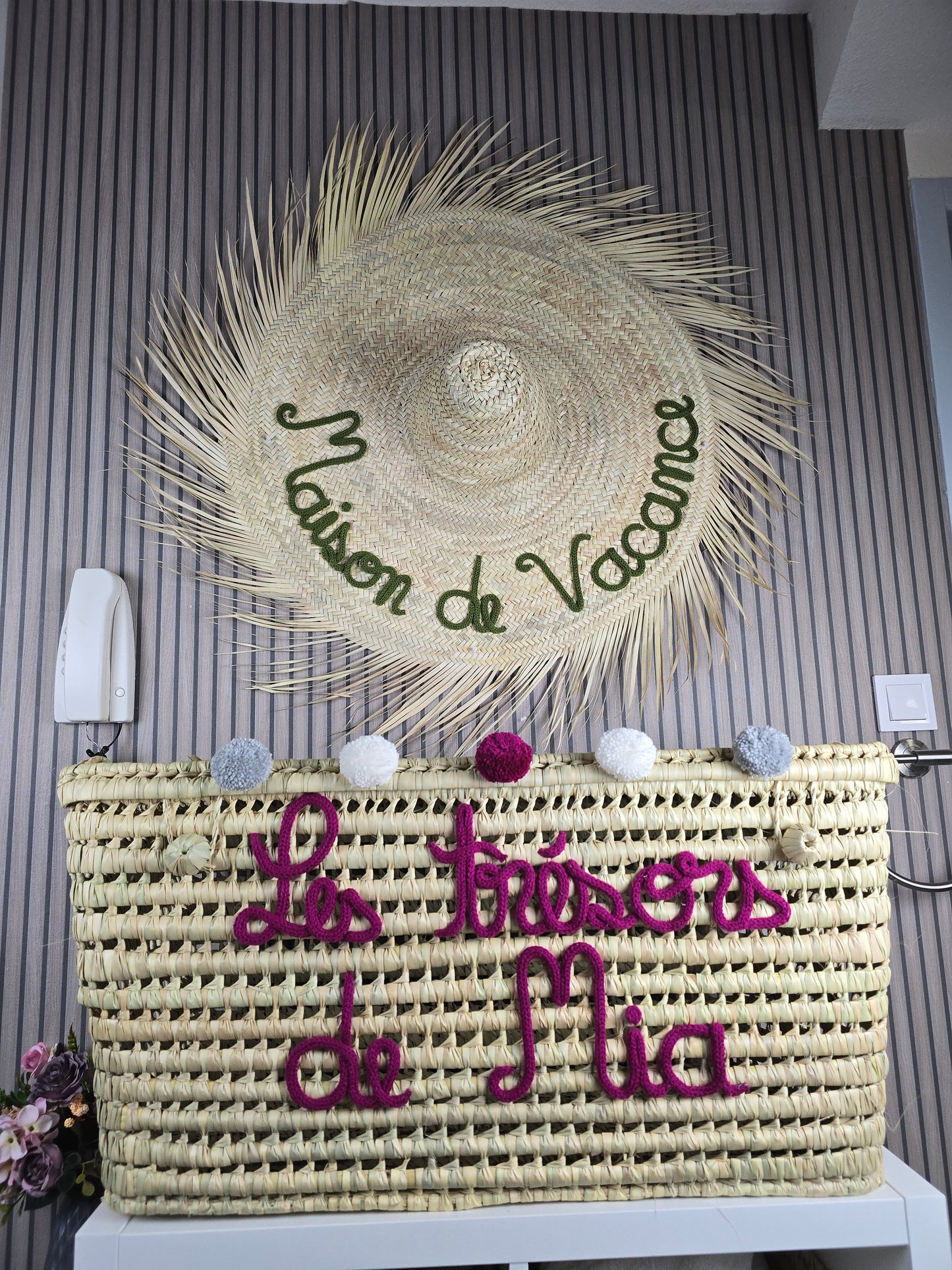 Chapeau mural personnalisable - texte en tricotin