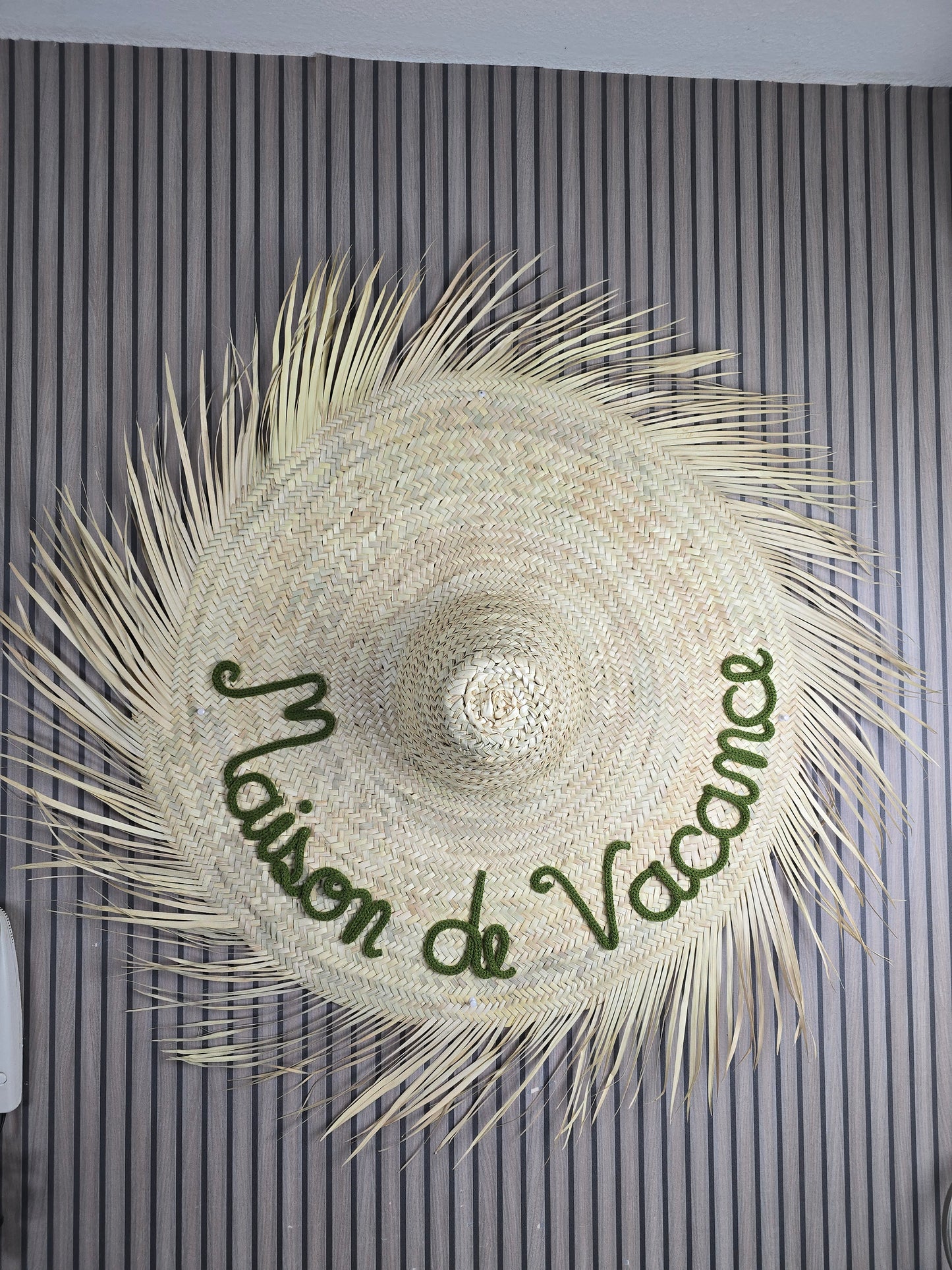 Chapeau mural personnalisable - texte en tricotin