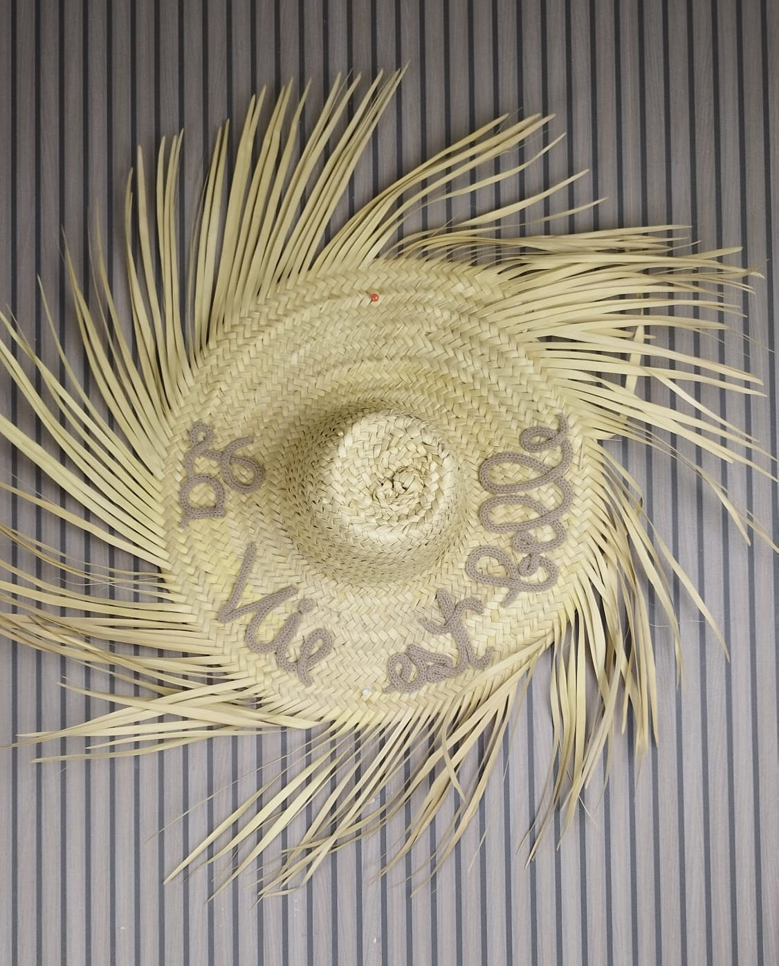 Chapeau mural personnalisable - texte en tricotin